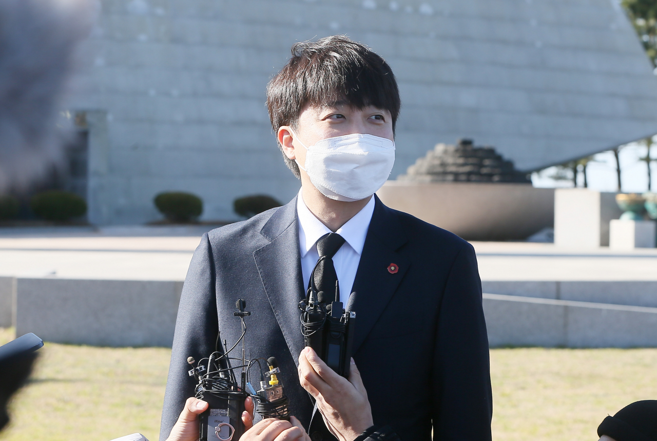 국민의힘 이준석 대표가 1일 오후 제주시 봉개동 4·3평화공원을 참배한 뒤 취재진의 질문에 답변하고 있다. 연합뉴스