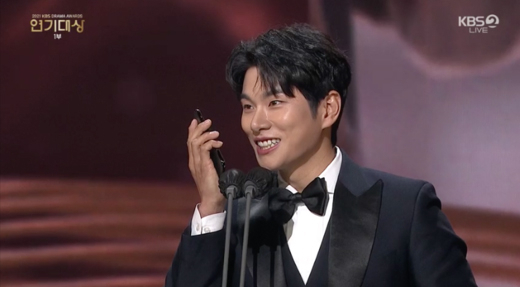 배우 이이경이 지난달 31일 열린 ‘2021 KBS 연기대상’에서 남우조연상을 수상하는 모습. [오센]