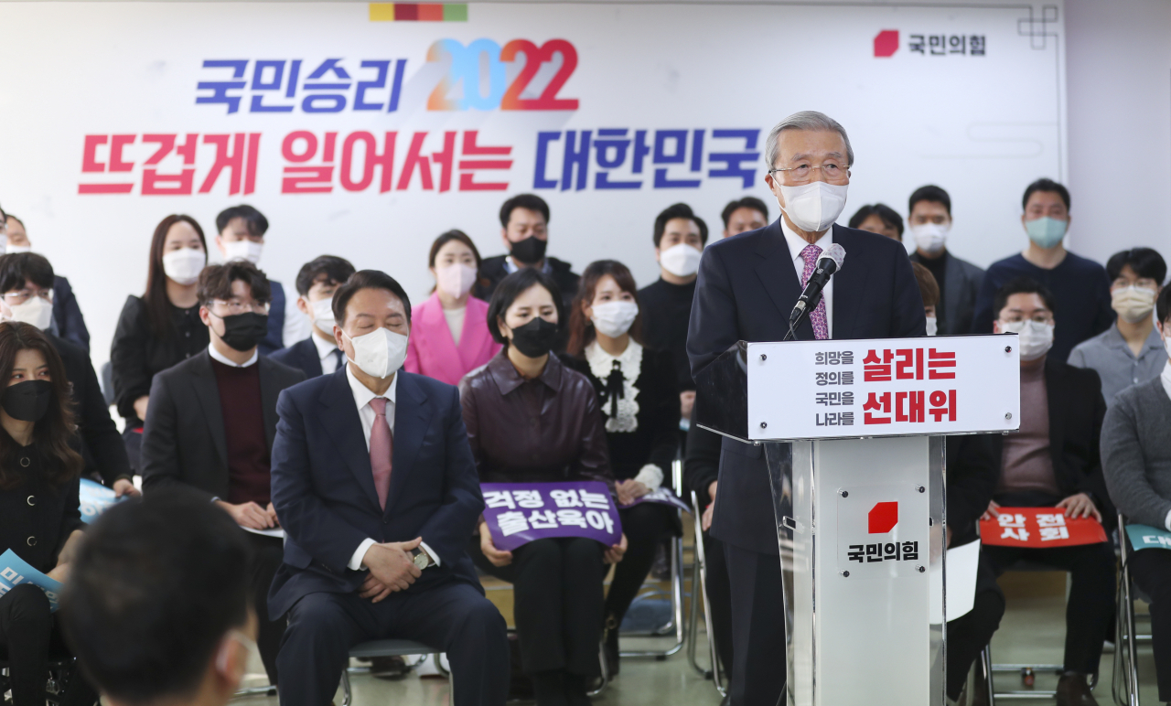 국민의힘 윤석열 대선 후보가 1일 오후 서울 여의도 대하빌딩에서 열린 선대위 신년인사회에서 김종인 총괄선대위원장의 발언을 경청하고 있다. [연합]