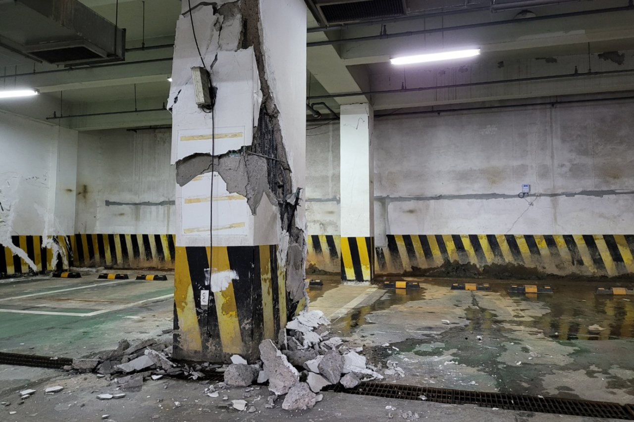 지난 31일 경기도 고양시 마두동의 한 상가 건물에서 지하 기둥 일부가 파열되는 사고가 일어났다. 사진은 사고 현장의 모습. [연합]