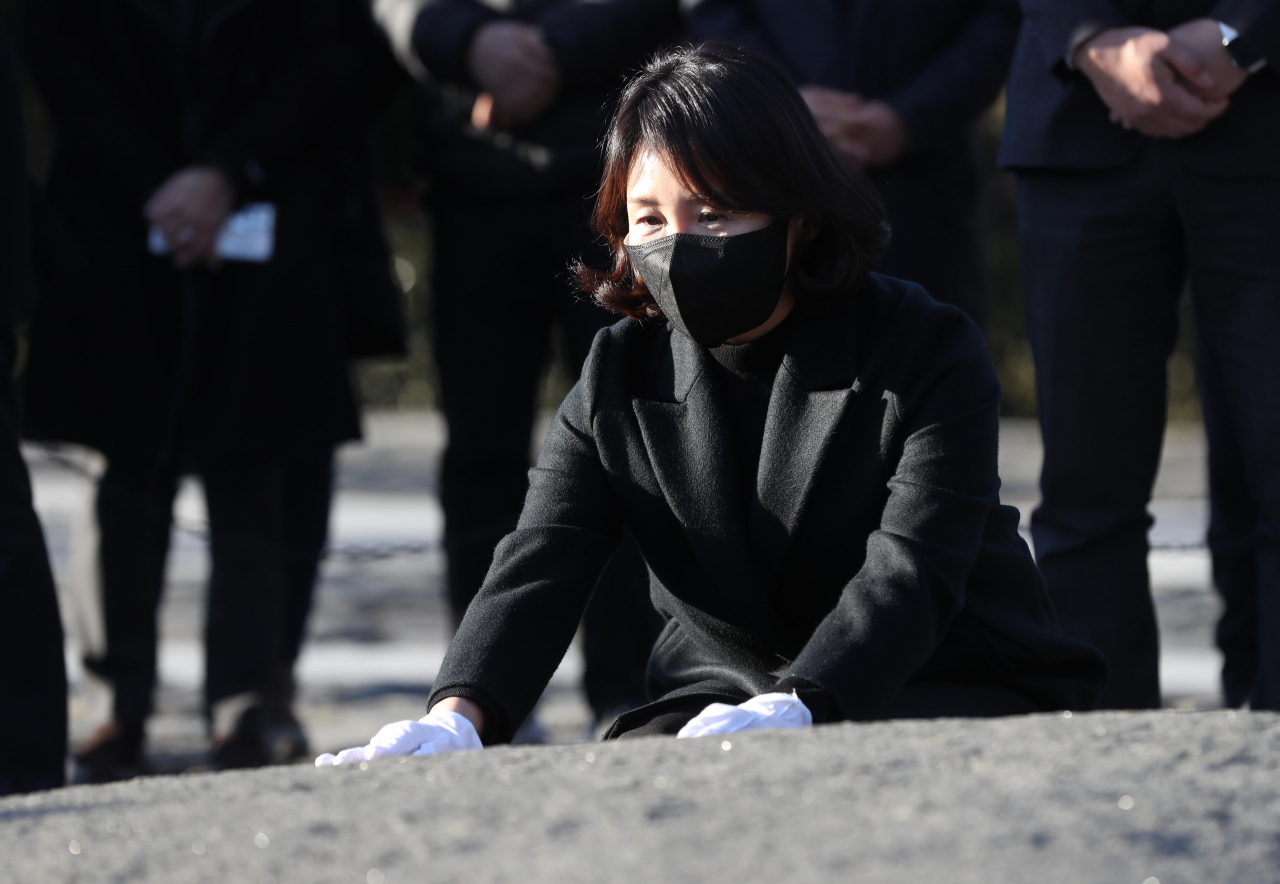 더불어민주당 이재명 대선 후보 부인 김혜경 씨가 1일 오후 경남 김해시 진영읍 봉하마을 노무현 전 대통령 묘역을 참배하고 있다. [연합]