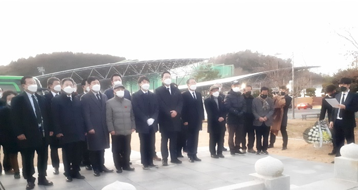 이준석 국민의힘 대표가 1일 오후 6시 순천 ‘여순사건 위령탑’을 참배하고 있다. /박대성 기자.
