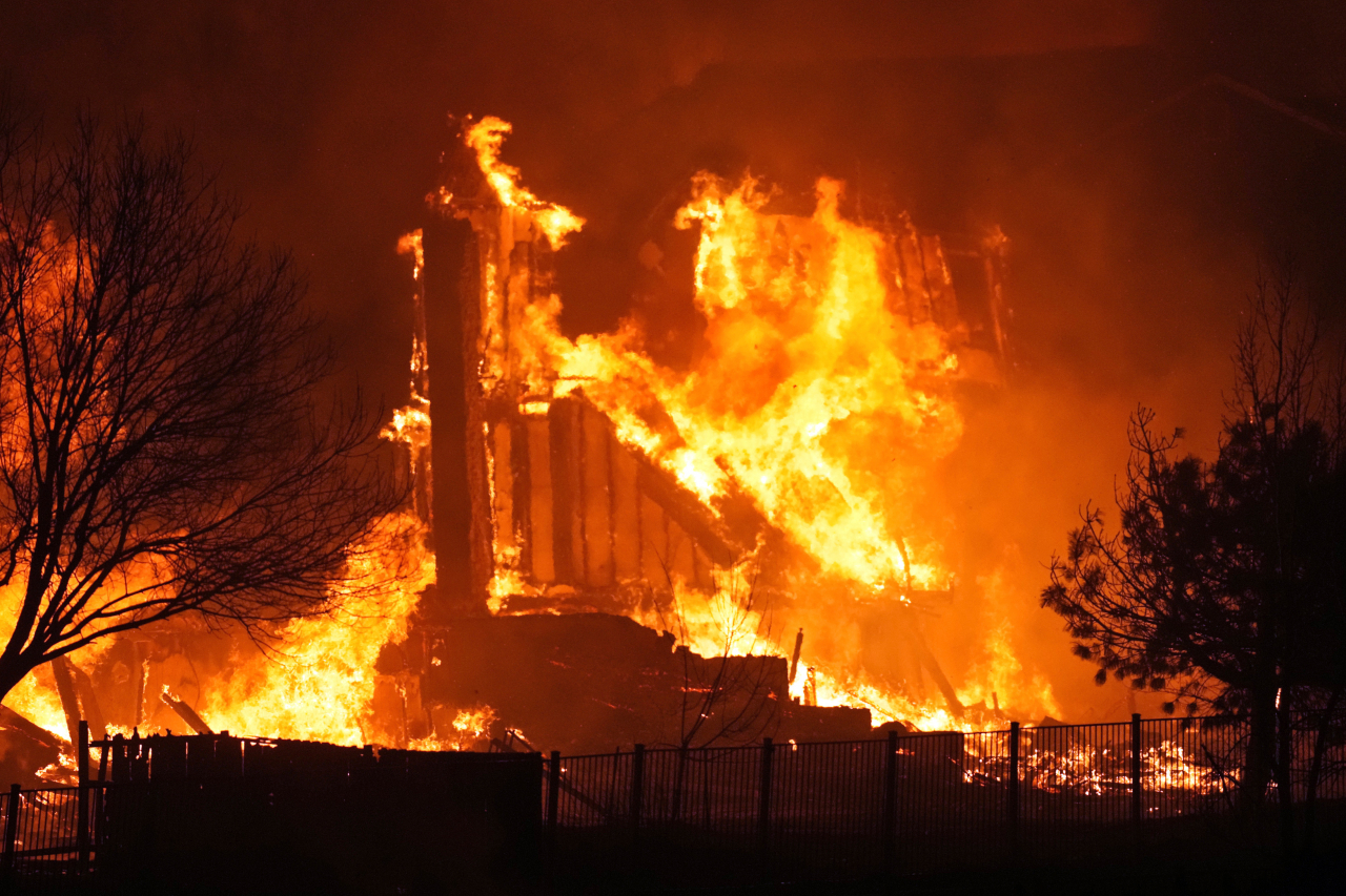지난달 30일(현지시간) 미국 콜로라도주 브룸필드 인근 마을의 주택들이 산불로 불타고 있다. 이날 콜로라도주에서는 시속 160km에 달하는 강풍을 타고 산불이 번져 주민 3만여 명에게 대피령이 내려졌다. 이곳 인근 볼더에 있는 국립기상청(NWS) 지부는 이 일대에 기록적인 폭풍이 닥쳤다고 밝혔다. 재러드 폴리스 주지사는 이 지역에 비상사태를 선포했다. [연합]