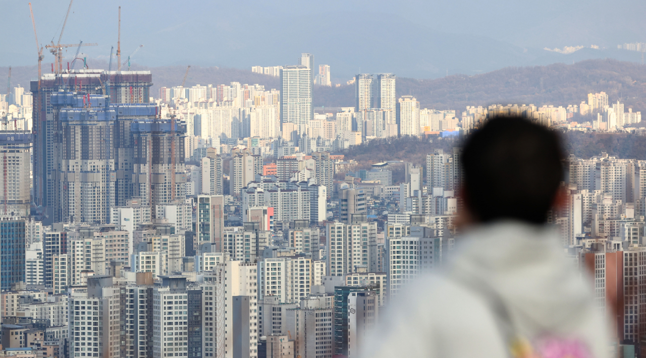 서울 남산에서 바라본 시내 아파트 모습. [연합]