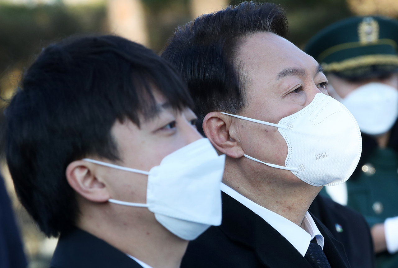 국민의힘 윤석열 대선 후보와 이준석 대표가 1일 오전 서울 동작구 국립서울현충원을 찾아 참배하며 국기에 경례하고 있다. [연합]