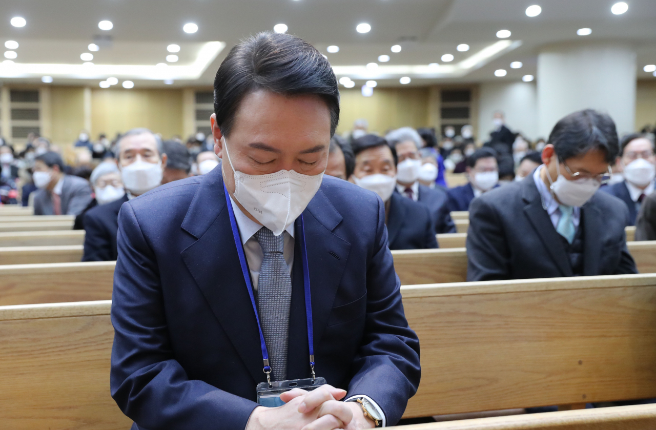 윤석열 국민의힘 대선 후보가 2일 오전 서울 강동구 명성교회 신년주일예배에 참석해 기도하고 있다. [연합]