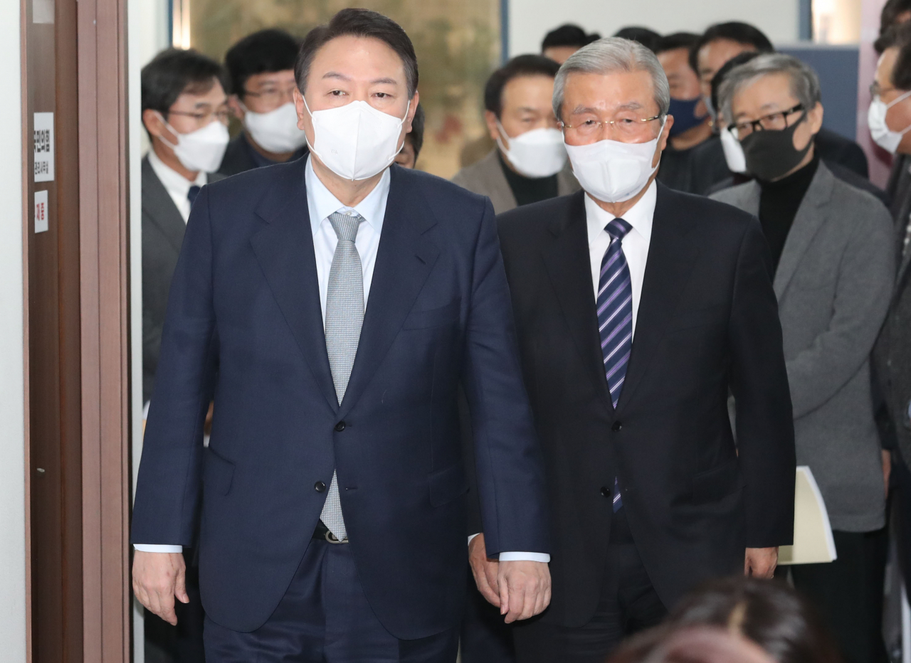 국민의힘 윤석열 대선 후보와 김종인 총괄선대위원장이 2일 오전 서울 영등포구 국민의힘 당사에서 '윤석열의 정부혁신-디지털플랫폼정부' 공약을 발표하기 위해 입장하고 있다. 연합뉴스