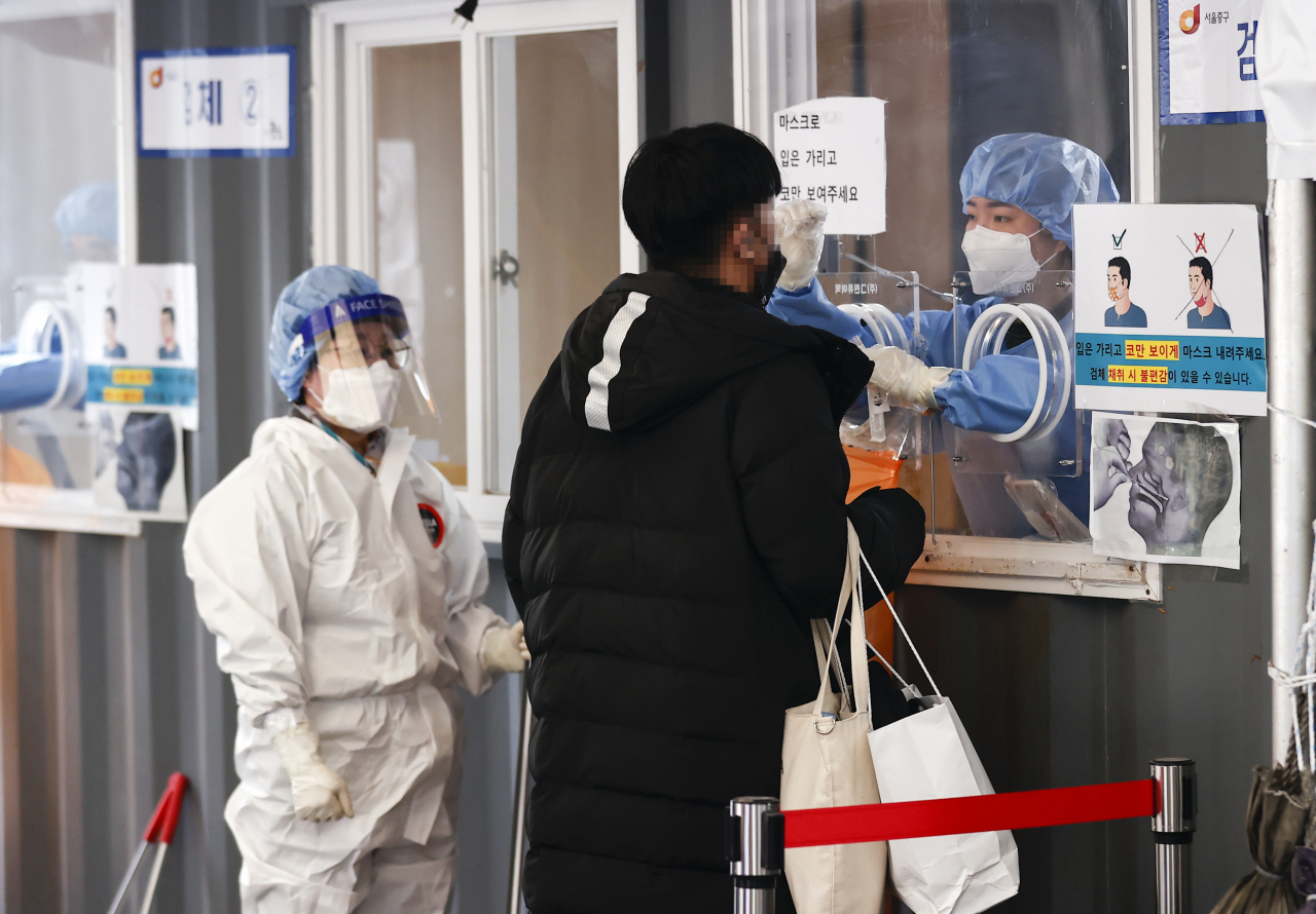 2일 오전 서울 중구 서울역 광장에 마련된 코로나19 임시선별검사소에서 시민이 검사를 받고 있다. 중앙방역대책본부는 이날 0시 기준으로 코로나19 신규 확진자가 3833명 늘어 누적 확진자 수가 63만9083명이라고 밝혔다. [연합]
