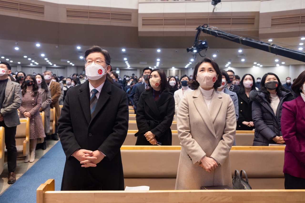 더불어민주당 이재명 대선 후보와 부인 김혜경 씨가 2일 경기도 용인시 새에덴교회에서 예배를 드리고 있다. 연합뉴스