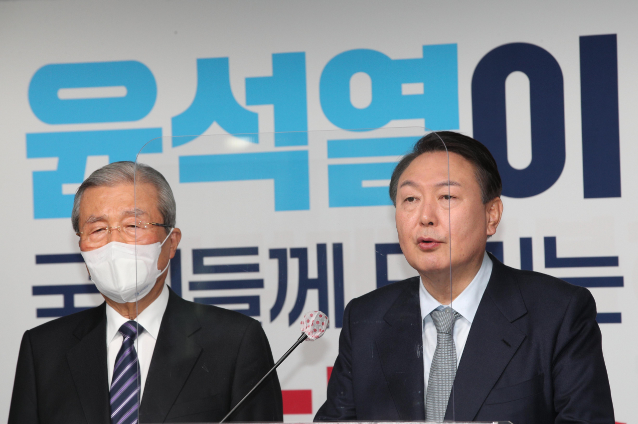 국민의힘 윤석열 대선 후보가 2일 오전 서울 영등포구 국민의힘 당사에서 '윤석열의 정부혁신-디지털플랫폼정부' 공약을 발표한 뒤 취재진의 질문에 답하고 있다. 연합뉴스