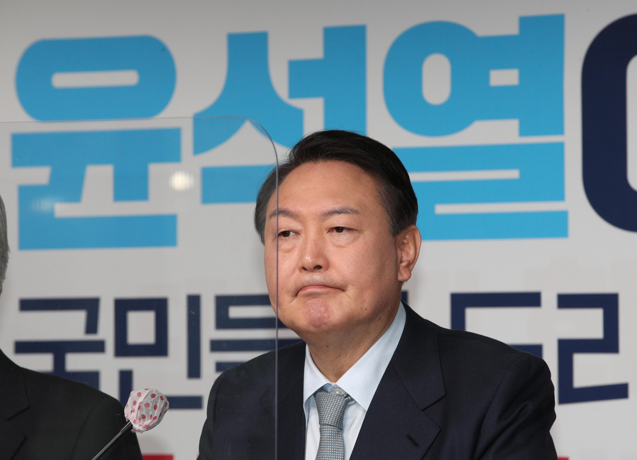 윤석열 국민의힘 대선 후보가 2일 오전 서울 영등포구 국민의힘 당사에서 '윤석열의 정부혁신-디지털플랫폼정부' 공약을 발표한 뒤 취재진의 질문을 듣고 있다. [연합]