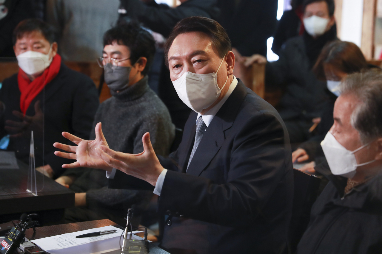 윤석열 국민의힘 대선 후보가 2일 오후 서울 종로구 한 음식점에서 열린 코로나19 자영업 피해 현장 간담회에서 발언하고 있다. [연합]