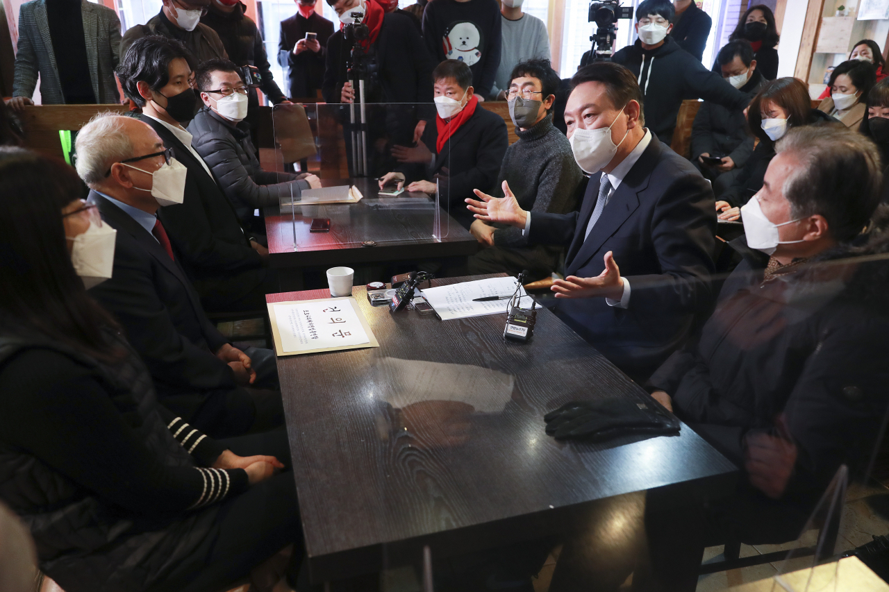 윤석열 국민의힘 대선 후보가 2일 오후 서울 종로구 한 음식점에서 열린 코로나19 자영업 피해 현장 간담회에서 발언하고 있다. [연합]
