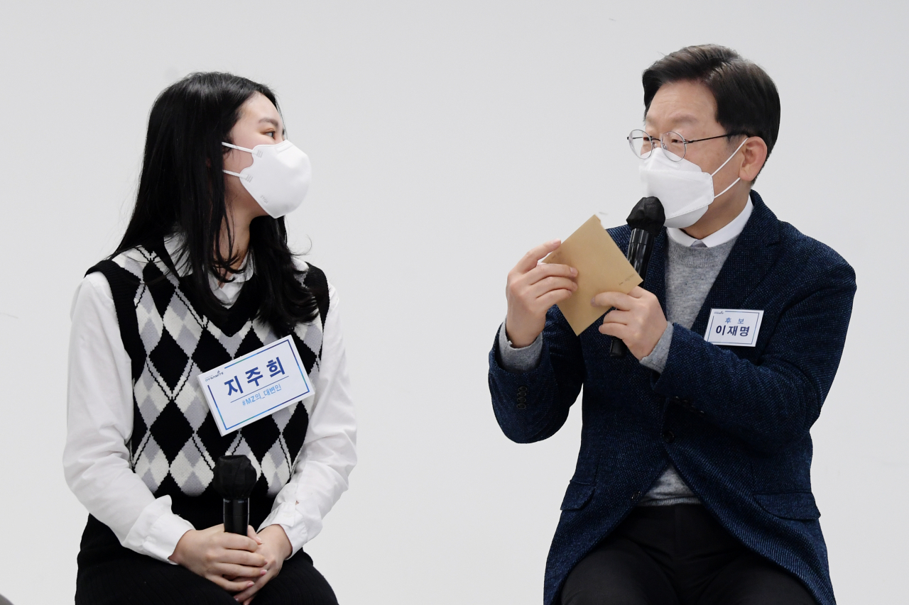 이재명 더불어민주당 대선 후보가 2일 서울 마포구 소재 더불어민주당 미래당사 '블루소다' 개관식에 참석, 2030 청년리스너들과 대화하고 있다. [연합]