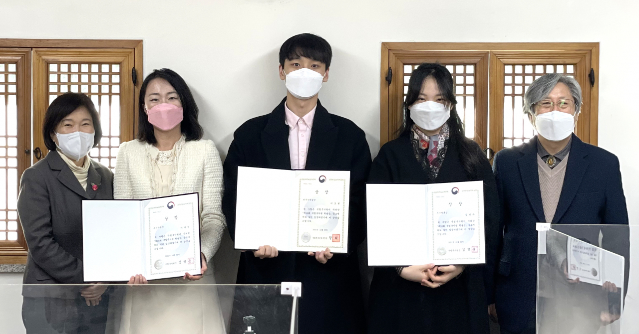 국립국악원은 김영운 원장(오른쪽 끝)과 서인화 국악연구실장(왼쪽 끝)이 참석한 가운데 제10회 국립국악원 학술상 시상식을 열고 이주인(우수학술상, 왼쪽 두번째부터), 이도현(최우수 학술상), 김연수(우수평론상)를 수상자로 선정됐다. [국립국악원 제공]
