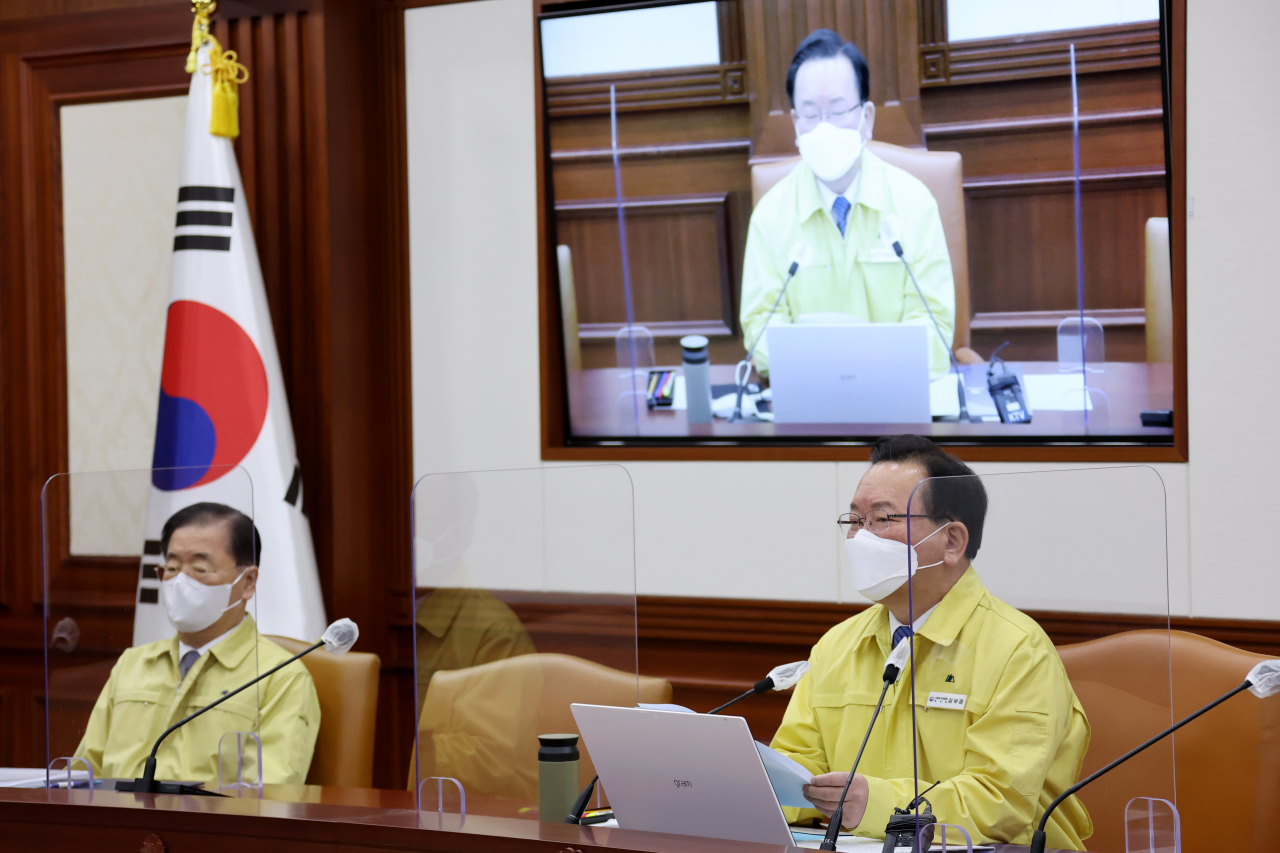 김부겸 국무총리가 3일 정부서울청사에서 열린 정부 시무식에서 신년 인사말을 하고 있다. 김 총리는 이 자리에서 “국민의 공복인 공직자는 국민 전체에 대한 봉사자로서 정치적 중립 의무를 준수해야 한다”며 “올해는 대통령 선거와 전국동시지방선거가 있는 해로, (공무원들은) 정치적 중립과 공직기강을 지켜달라”고 당부했다. [연합]