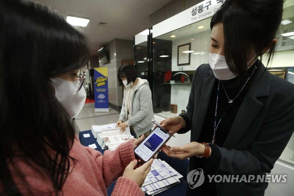 3일부터 방역패스(접종증명·음성확인제)에도 6개월 유효기간이 적용된다. 지난해 7월 6일이나 그 전에 기본접종을 마쳐 이날로 180일이 지났음에도 아직 추가접종을 하지 않았다면 영화관 등 방역패스 적용 시설에 입장할 수 없게 된다.