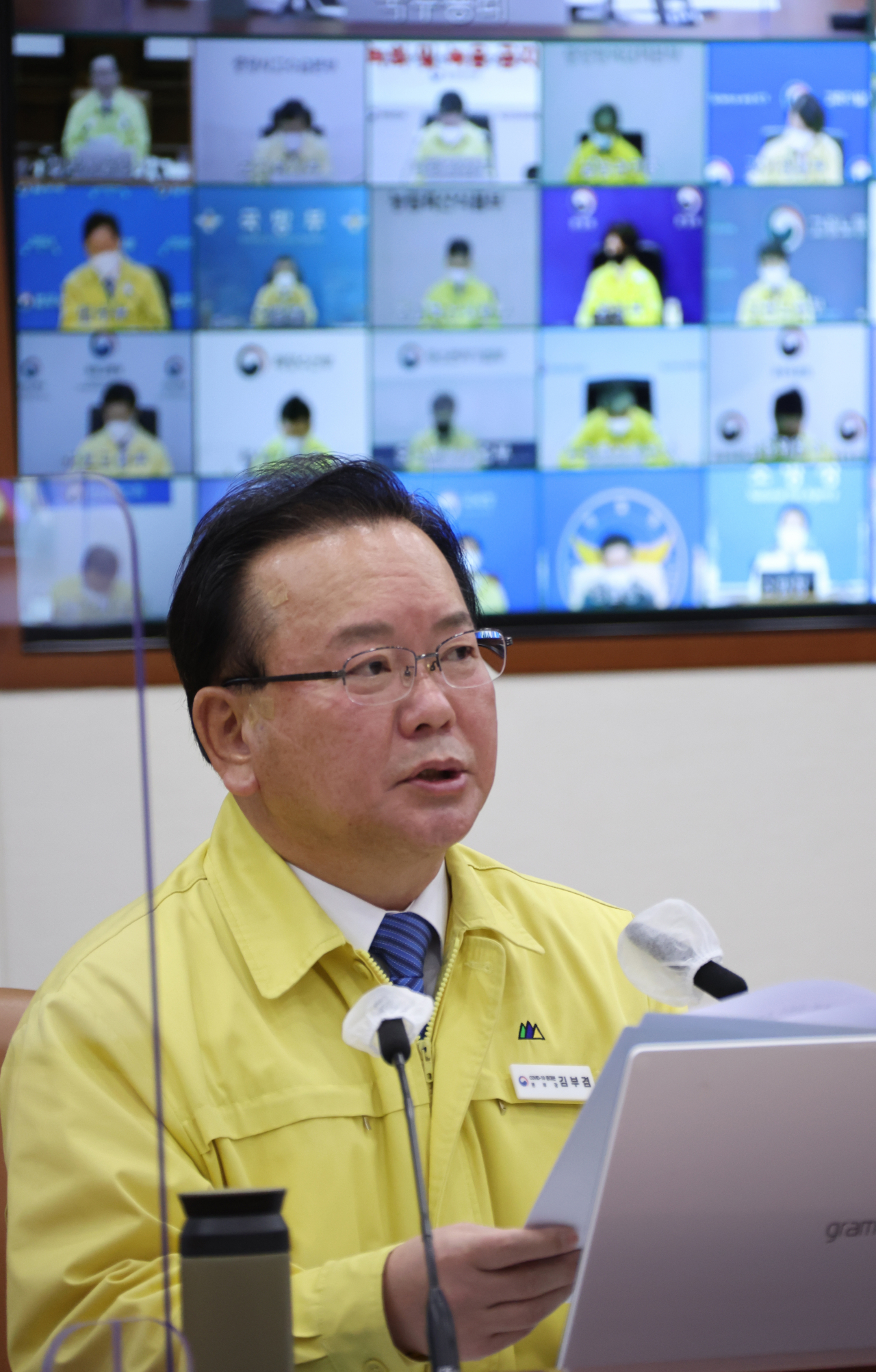 김부겸 국무총리가 3일 정부서울청사에서 열린 새해 첫 코로나19 대응 중앙재난안전대책본부 회의를 주재하며 발언하고 있다. [연합]