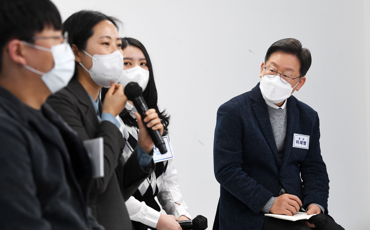 더불어민주당 이재명 대선 후보가 2일 서울 마포구 소재 더불어민주당 미래당사 '블루소다' 개관식에 참석, 2030 청년리스너들의 질문을 경청하고 있다. [연합]