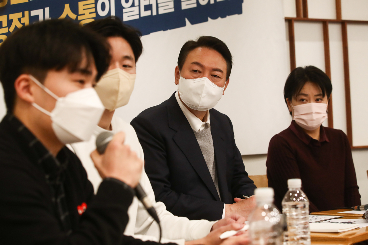 국민의힘 윤석열 대선 후보가 지난해 12월 28일 서울 여의도 한 카페에서 열린 내일이 기대되는 대한민국 위원회 (MZ세대와 함께 공정과 공존의 일터를 말하다!)에서 참석자들의 발언을 경청하고 있다. [연합]