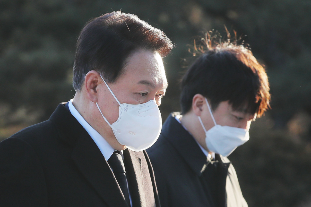 윤석열(왼쪽) 국민의힘 대선 후보와 이준석 대표가 1일 오전 서울 동작구 국립서울현충원을 참배하고 있다. [연합]