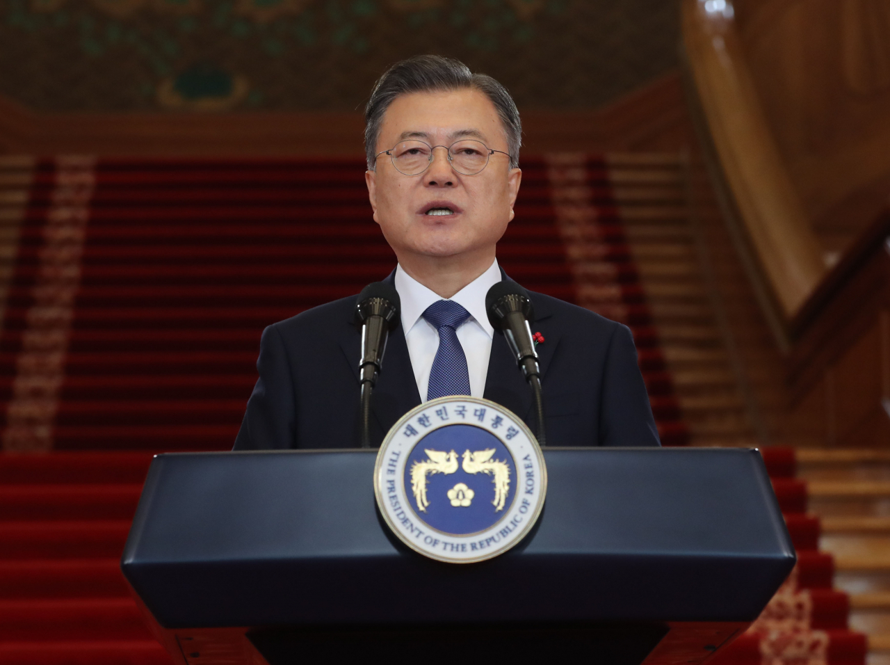문재인 대통령이 3일 청와대에서 2022년 임인년 신년사를 통해 방역진과 의료진에게 감사를 표하고 있다. [연합]