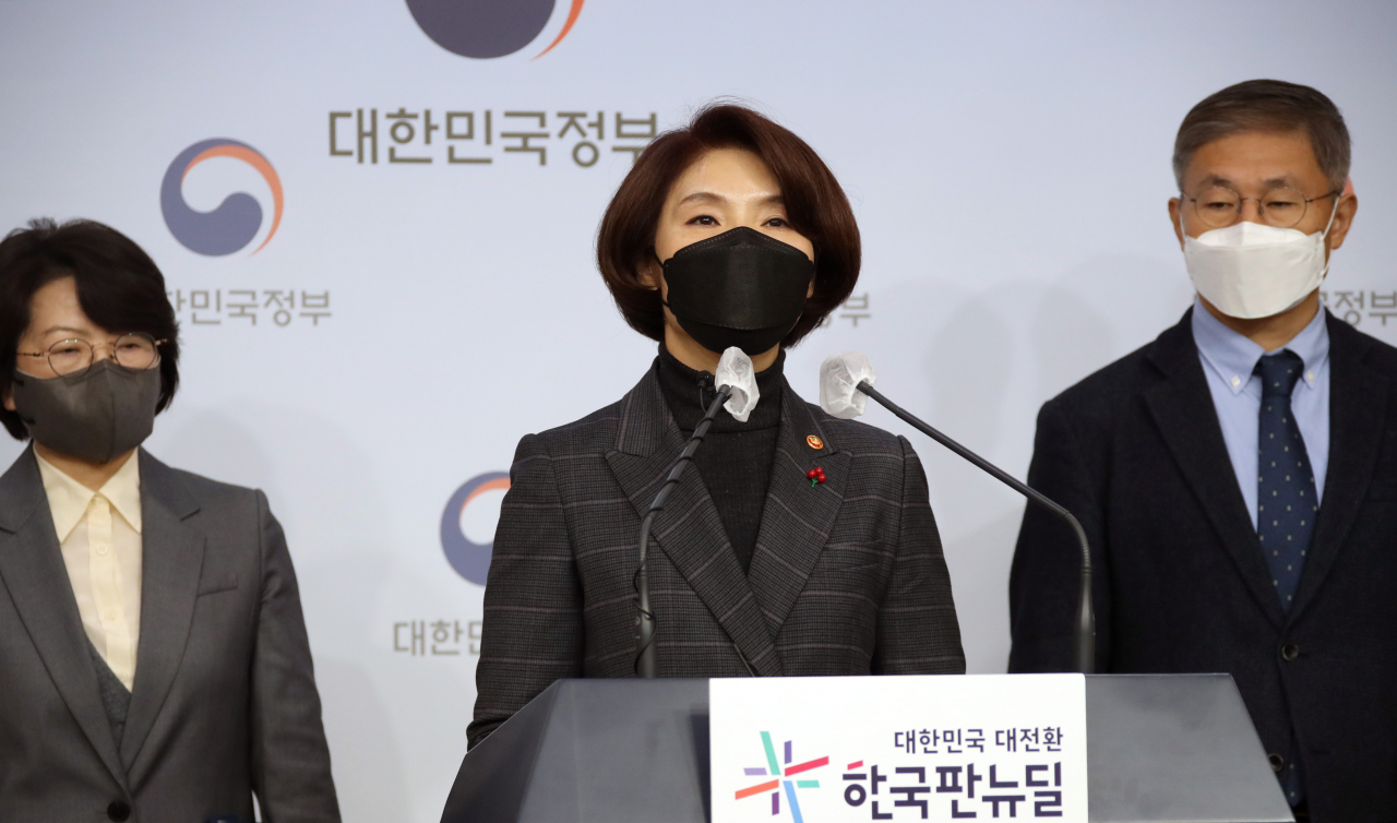 정부서울청사에서 2022년 '한국판 뉴딜·탄소중립' 계획을 발표하고 있는 한정애 환경부 장관. [연합]