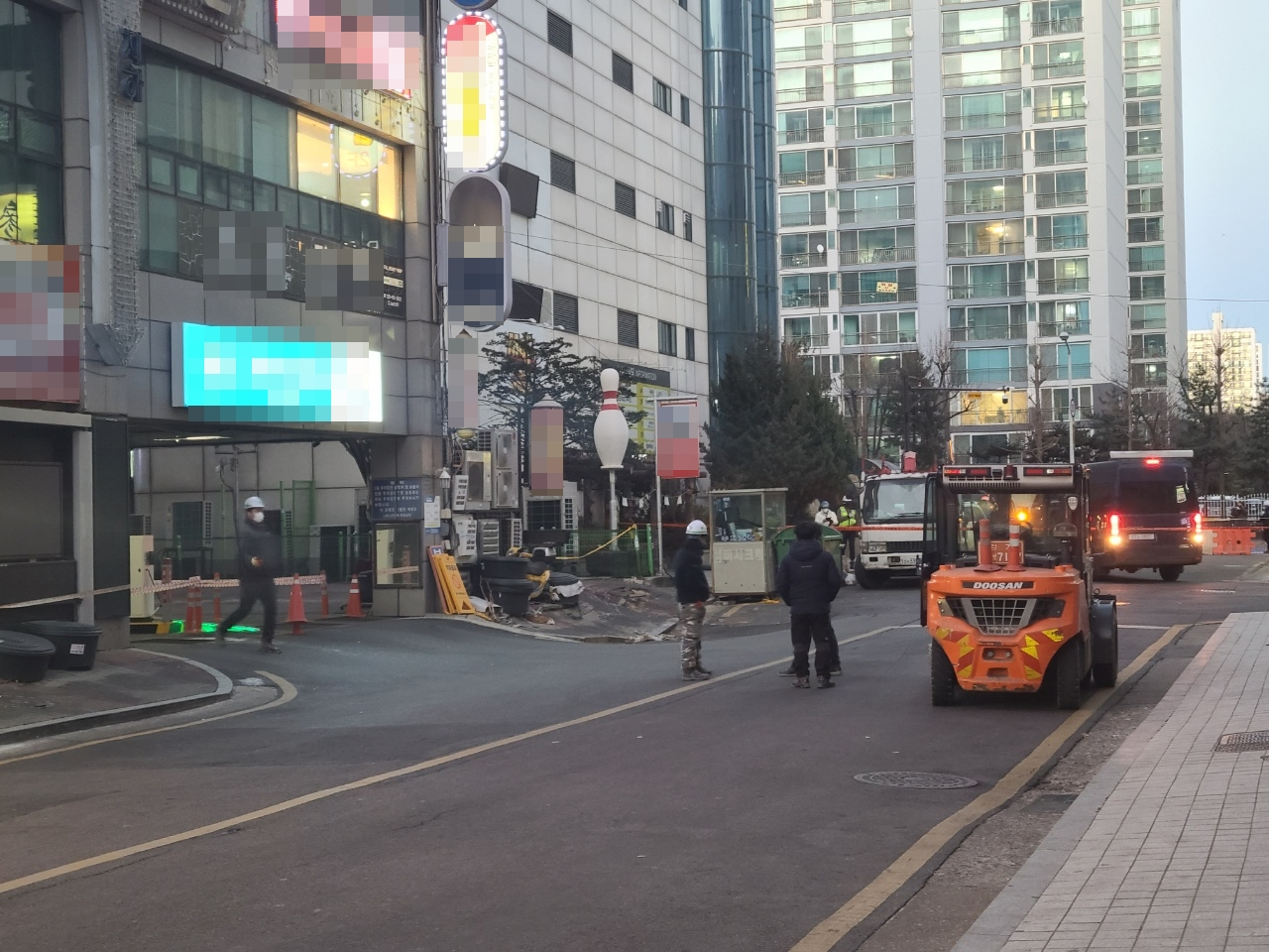 지난해 12월 31일 경기도 고양시 일산동구 마두동의 한 상가 건물에서 지하 기둥 일부가 파열되는 사고가 일어나 현장에 구급대원들이 출동해 있다. 채상우 기자