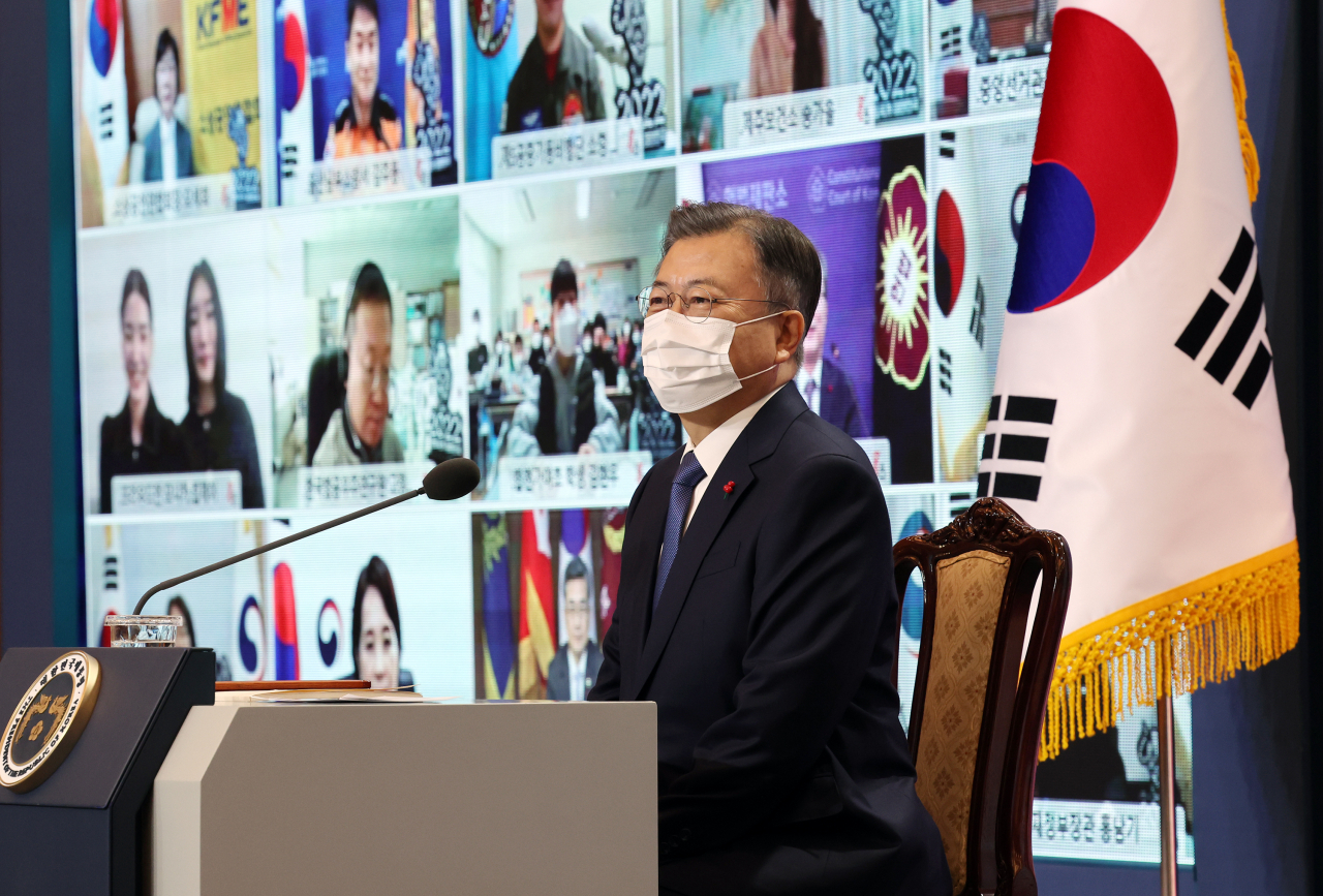 문재인 대통령이 3일 오전 청와대에서 화상으로 열린 '2022년 신년 인사회'에서 여는 영상을 시청하고 있다. 연합뉴스