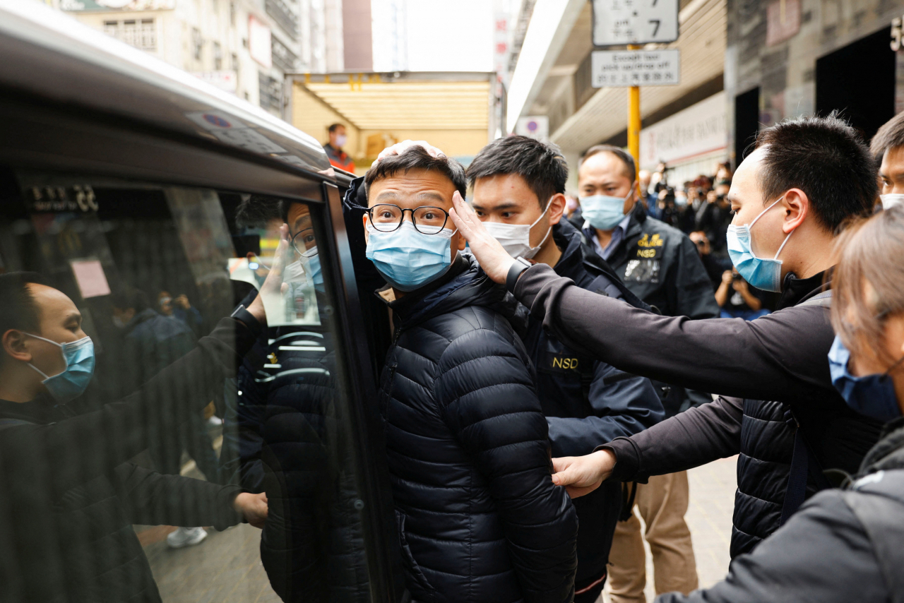 패트릭 람 홍콩 입장신문(立場新聞) 편집국장 권한대행이 지난달 29일 국가보안법 위반으로 경찰에 체포되는 모습. [로이터]