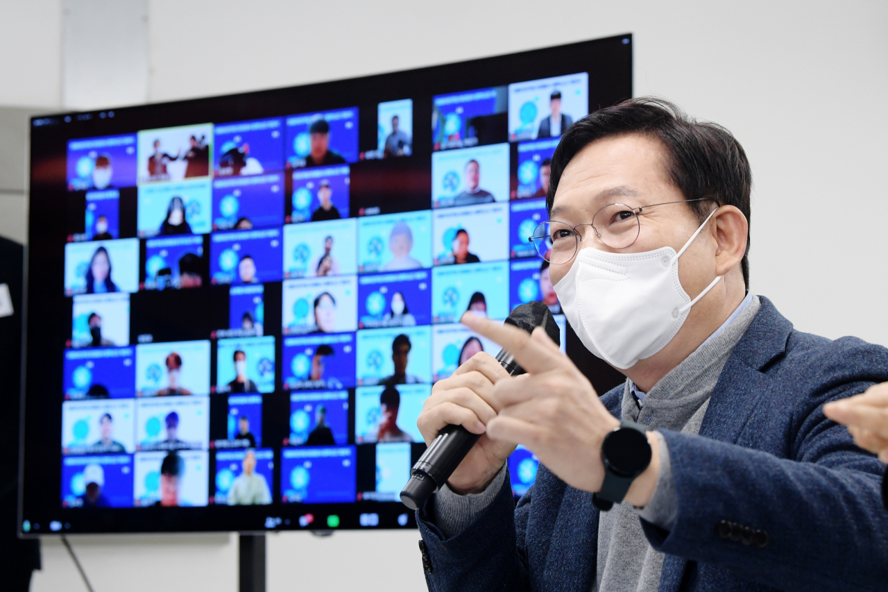 더불어민주당 송영길 대표가 지난 2일 서울 마포구 소재 더불어민주당 미래당사 '블루소다' 개관식에 참석, 축사를 하고 있다. [연합]