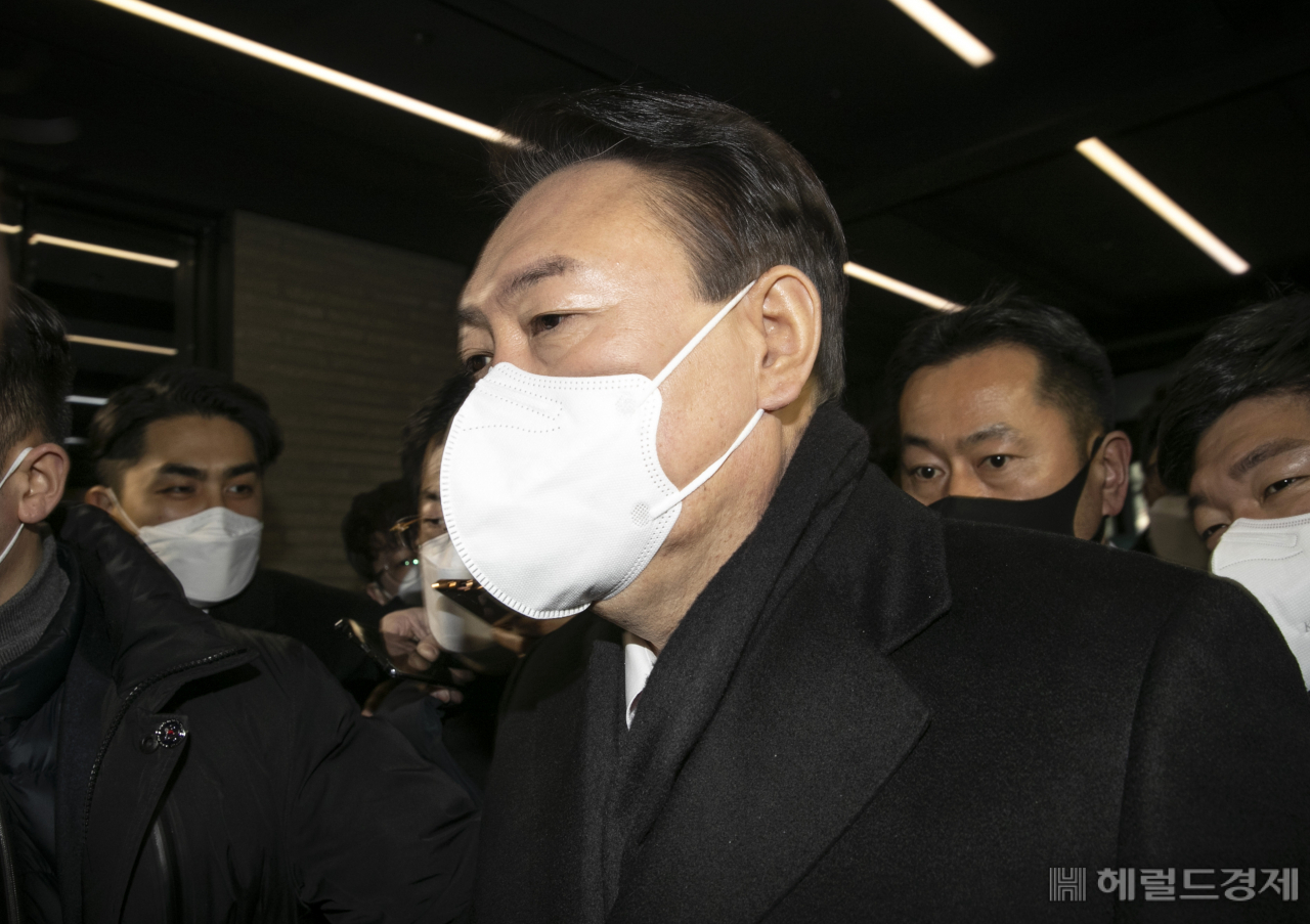 3일 오전 윤석열 국민의힘 대선후보가 공식일정을 전면 취소하고 서울 영등포구 국민의힘 당사로 들어오고있다. 이상섭 기자