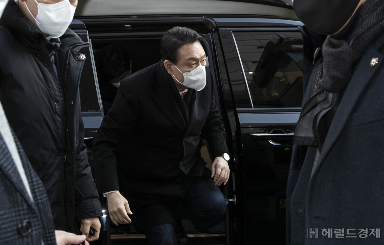 3일 오전 윤석열 국민의힘 대선후보가 공식일정을 전면 취소하고 서울 영등포구 국민의힘 당사로 들어오고있다. 이상섭 기자