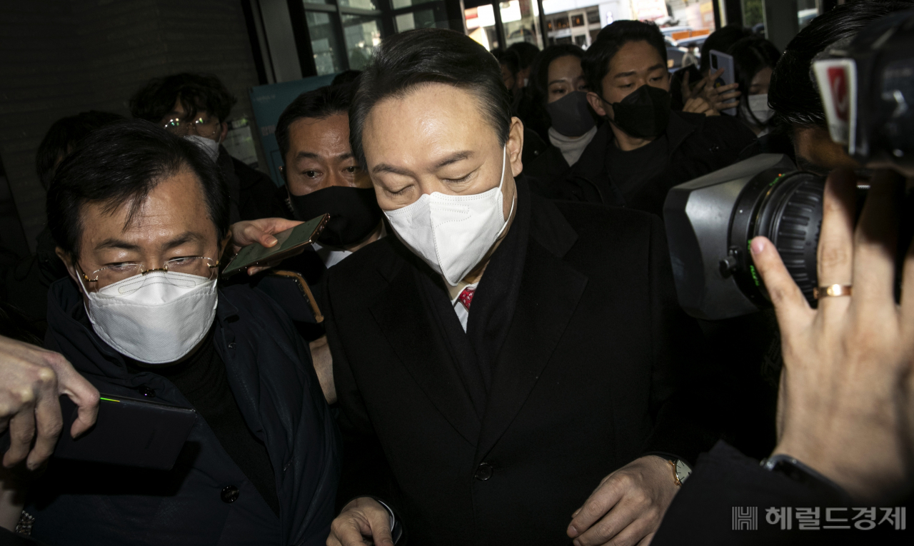 3일 오전 윤석열 국민의힘 대선후보가 공식일정을 전면 취소하고 서울 영등포구 국민의힘 당사로 들어오고있다. 이상섭 기자