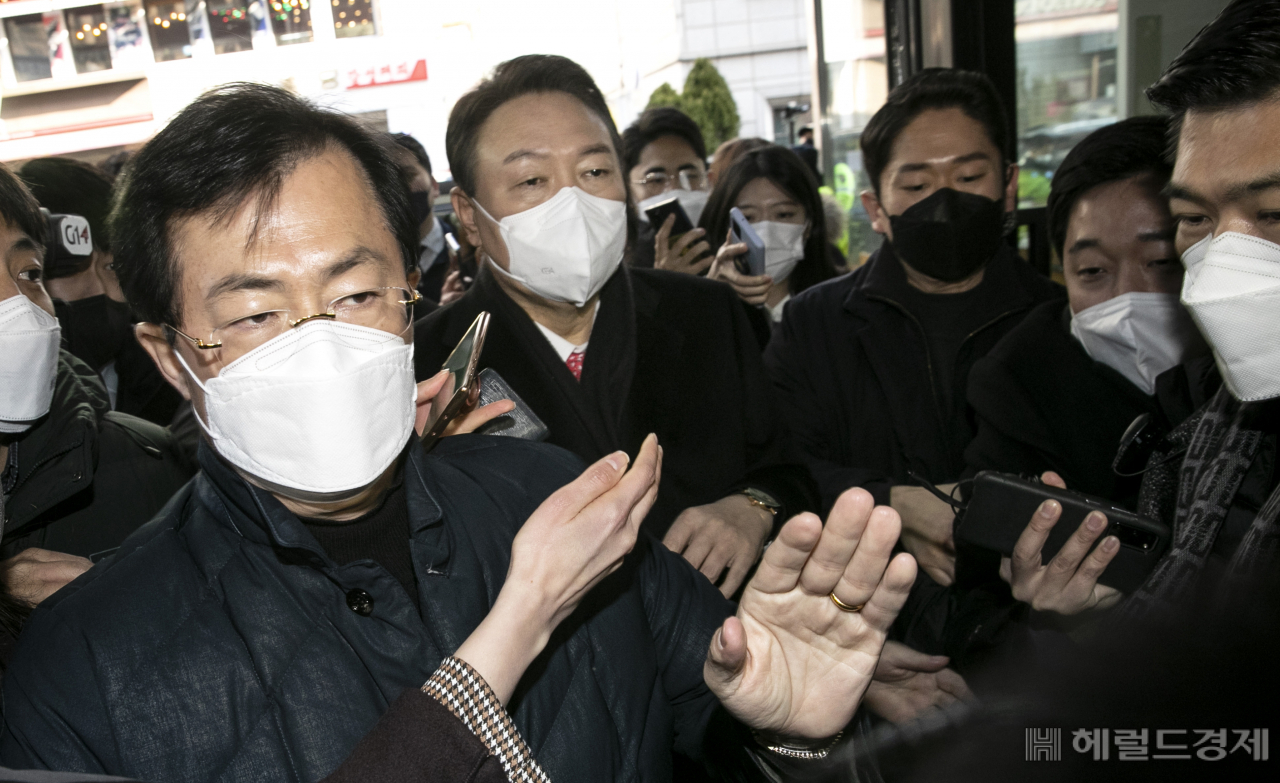 3일 오전 윤석열 국민의힘 대선후보가 공식일정을 전면 취소하고 서울 영등포구 국민의힘 당사로 들어오고있다. 이상섭 기자