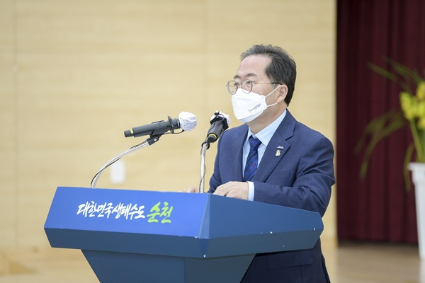 허석 순천시장이 3일 시청에서 신년 기자회견을 열고 있다.