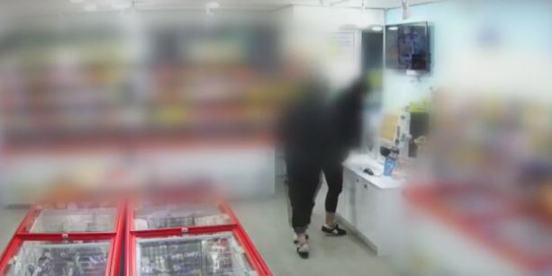 해당 사진은 기사 본문과 직접적인 관련이 없음. 지난해 12월 부산에서 무인점포만 골라 금품을 훔친 20대의 범행 모습. [연합]