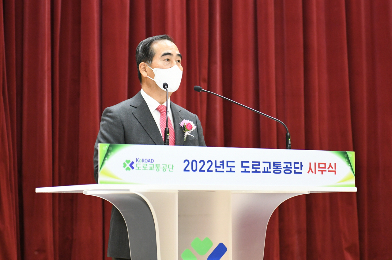 도로교통공단은 3일 원주 본부에서 2022년 시무식을 개최했다. 이주민 도로교통공단 이사장이 이날 시무식에서 신년사를 발표하고 있다. [도로교통공단 제공]