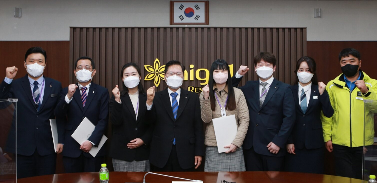 강원랜드 시무식 때 상 받은 우수직원들과 이삼걸(왼쪽 네번째) 대표