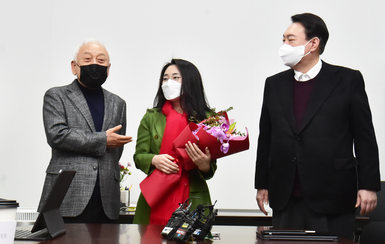 지난 12월 20일 신지예 국민의힘 새시대 준비위 수석부위원장 환영식에서의 윤석열 대선 후보와 김한길 위원장, 신지예 부위원장. [이상섭 기자]
