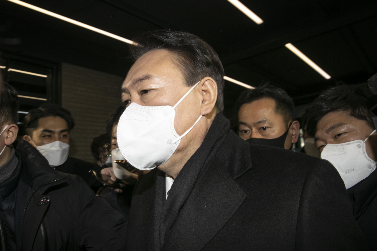 국민의힘 윤석열 대선 후보가 3일 오전 한국거래소 개장식 참석을 끝으로 공개 일정을 전면 취소하고 서울 여의도 국민의힘 당사로 들어오고 있다. [연합]
