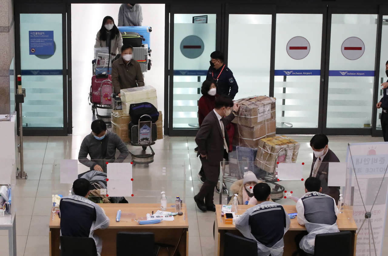 국내에 코로나19 새 변이 바이러스인 오미크론이 유입된 지 한 달 만에 누적 감염자가 1천명을 넘어섰다. 중앙방역대책본부(방대본)는 지난 1일 0시 기준으로 오미크론 변이 감염자 220명이 추가로 확인돼 누적 감염자 수가 1천114명이 됐다고 밝혔다. 2일 인천국제공항 제1여객터미널에서 입국자들이 관계자 안내를 받고 있다. 연합뉴스