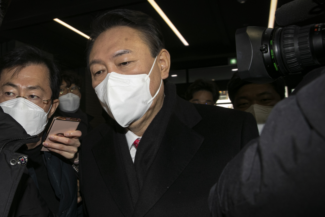 한국거래소 개장식 참석을 끝으로 이후 일정을 잠정 중단한 국민의힘 윤석열 대선 후보가 3일 오전 서울 여의도 당사로 들어서고 있다. [연합]