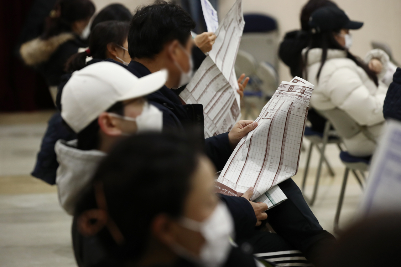 지난달 17일 오후 서울 성동구청에서 열린 2022학년도 대입 정시 설명회에 참석한 학무보 및 수험생들이 자료를 보며 설명을 듣고 있다. [연합]