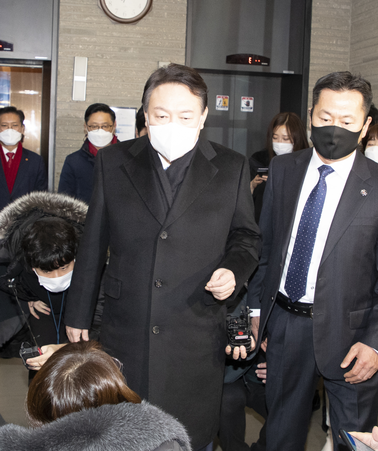 윤석열 국민의힘 대선 후보가 3일 저녁 서울 여의도 당사에서 선대위 전면 쇄신안 후속대책을 논의한 뒤 당사를 나서고 있다. [연합]