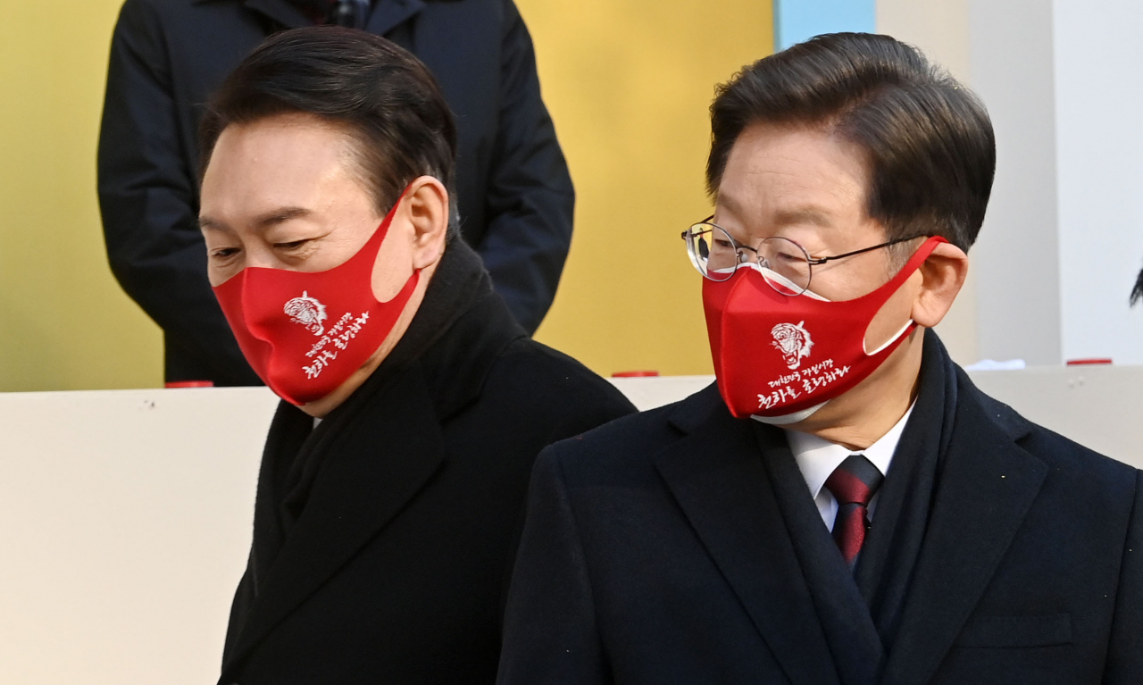 이재명 더불어민주당 대선 후보와 윤석열 국민의힘 대선 후보가 3일 서울 여의도 한국거래소 본관 앞에서 열린 '2022 증시대동제'에 참석, 세리머니 장소로 이동하고 있다. [연합]