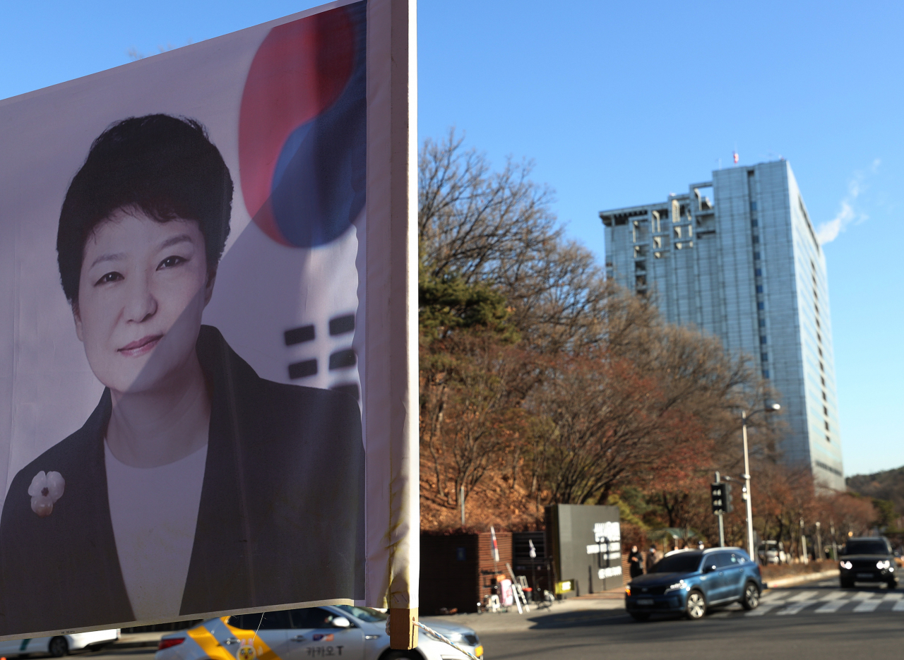 박근혜 전 대통령이 특별사면으로 석방된 지난달 31일 오전 서울 강남구 삼성서울병원 앞에 박 전 대통령의 쾌유를 기원하는 현수막이 걸려 있다. [연합]