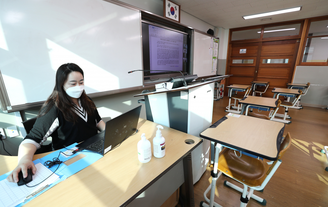 초중고교 등교수업과 원격수업이 병행 실시된 지난 달 20일 오전 세종시 한 중학교 1학년 교실에서 선생님이 원격수업을 하고 있다. [연합]