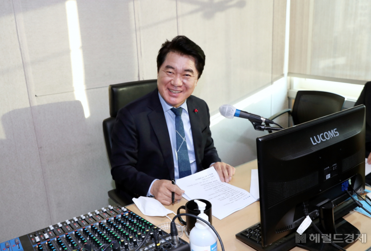 박준희 관악구청장이 시무식 대신 청사내 방송으로 새해업무를 시작하고 있다.[관악구]