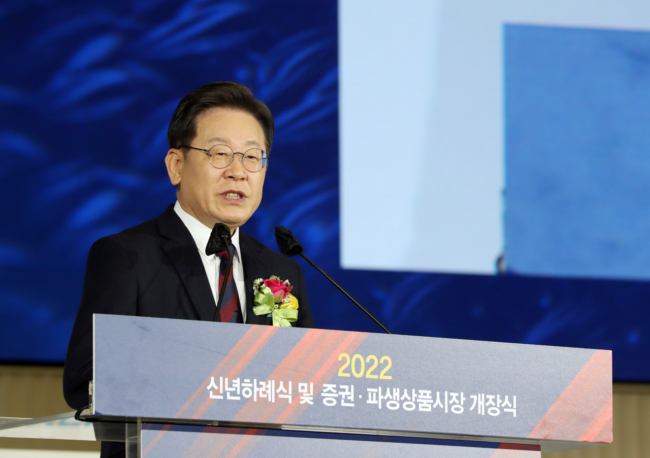 이재명 더불어민주당 대선후보가 3일 오전 서울 여의도 한국거래소에서 열린 2022년 증권·파생상품시장 개장식에서 축사하고 있다. [국회사진기자단]